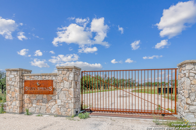 100 Spring Crossing Property Photo 13