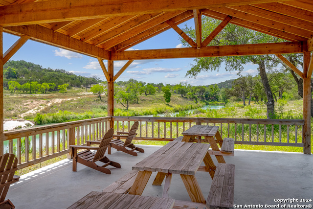 100 Spring Crossing Property Photo 15