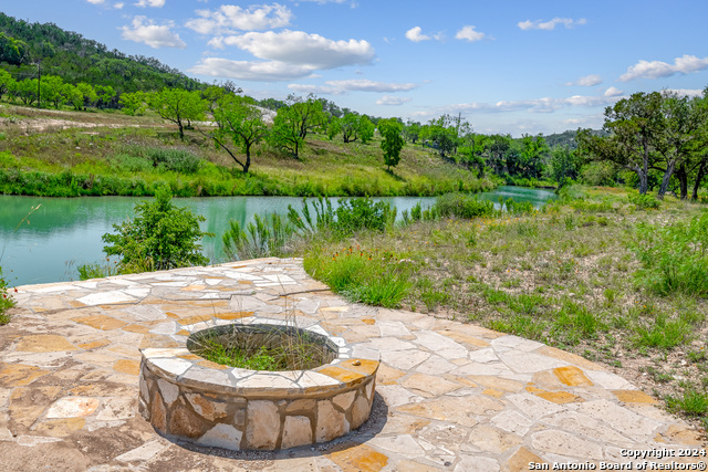 100 Spring Crossing Property Photo 16