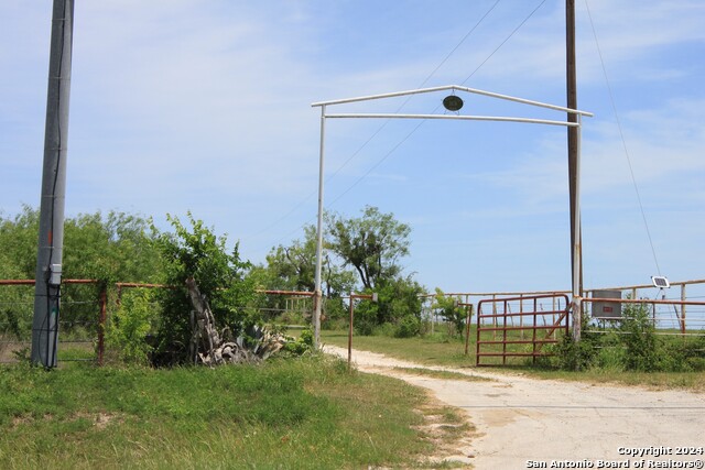 1876 Fm 1103 Property Photo 4