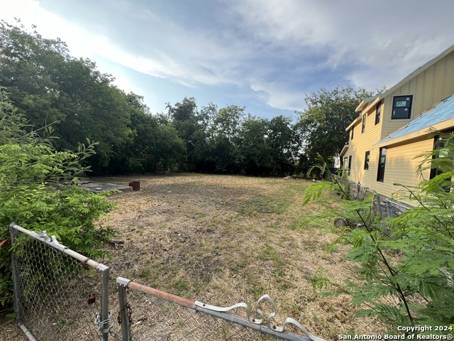 911 E Crockett St Property Photo