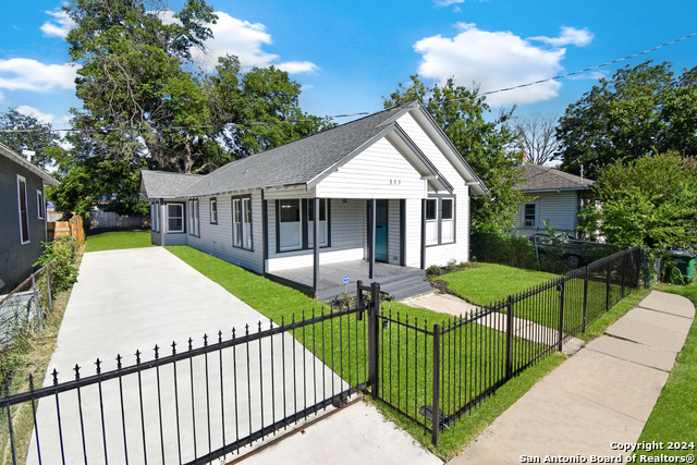 823 N PALMETTO Property Photo 1