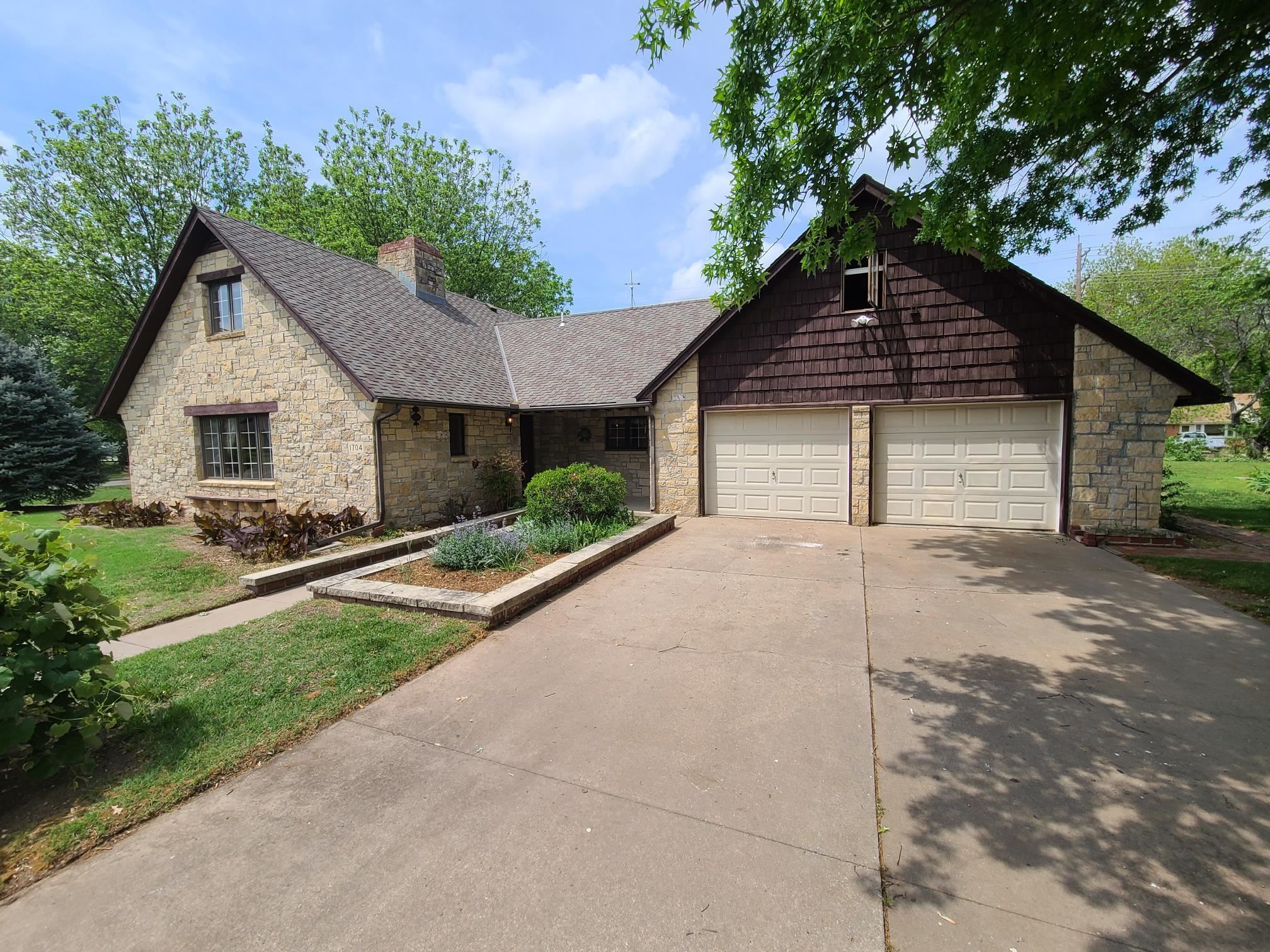 1704 Cotswold Ln Property Photo