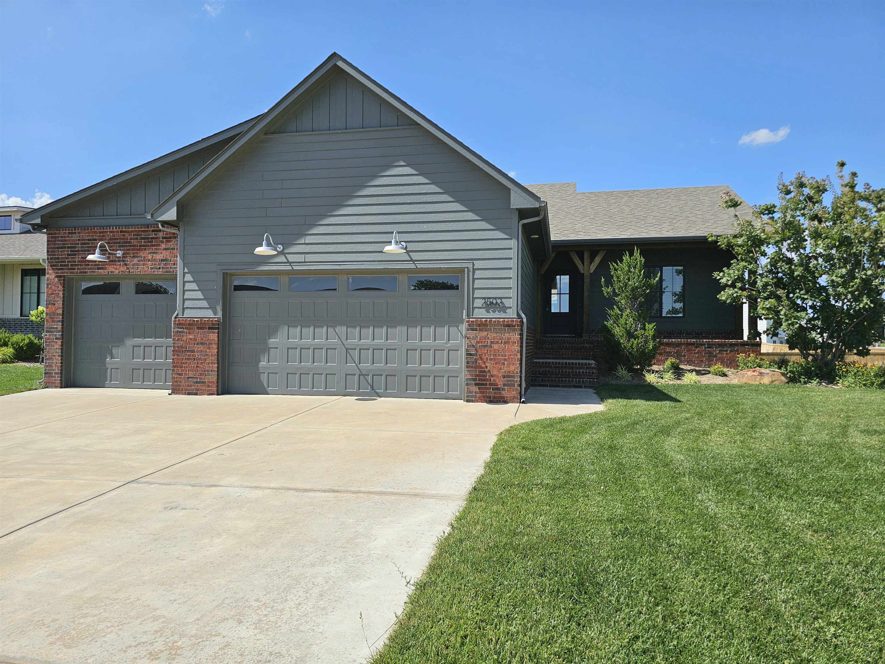 2502 N Quartz St Property Photo 1