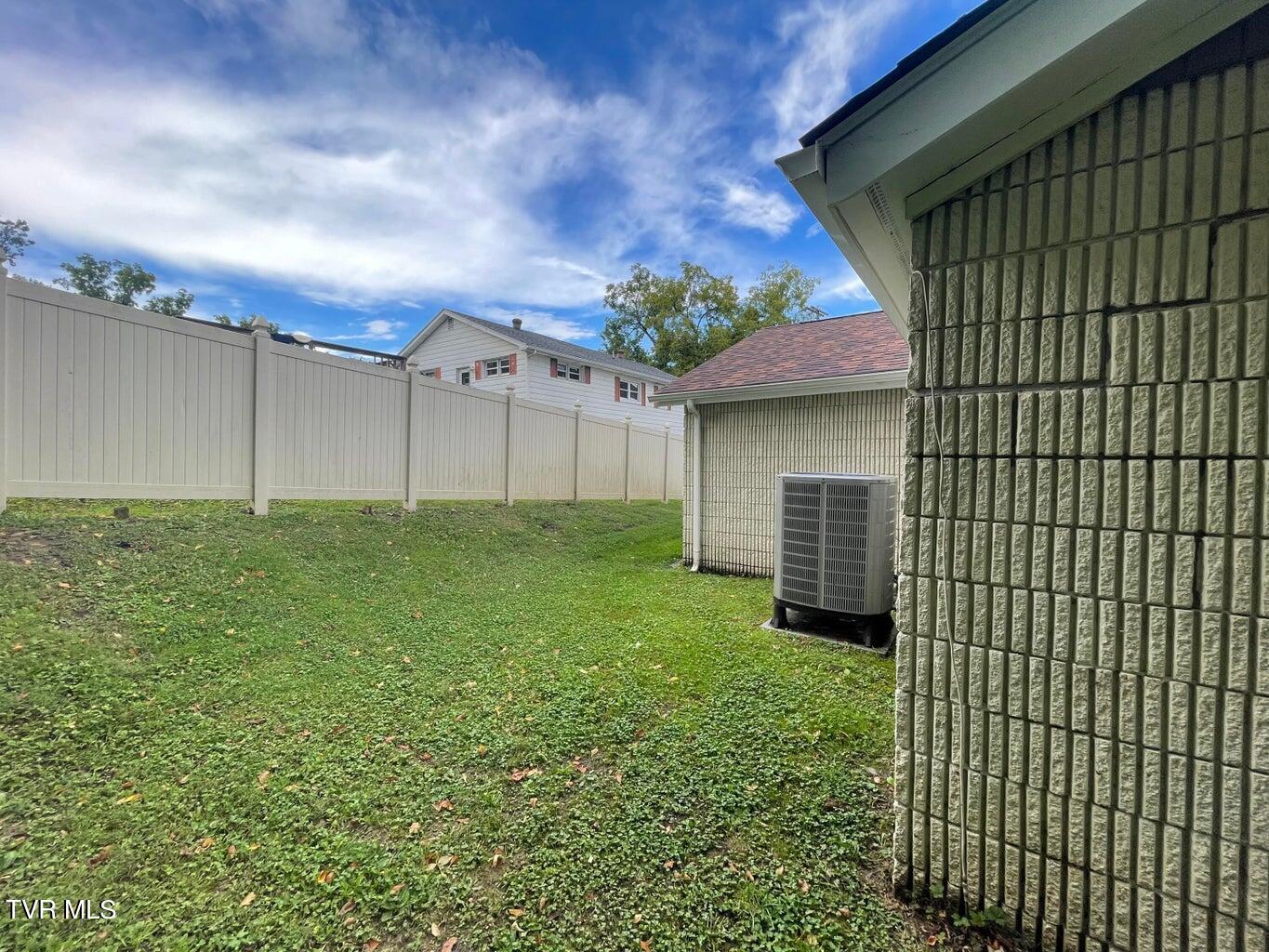 203 Front St W Property Photo 5