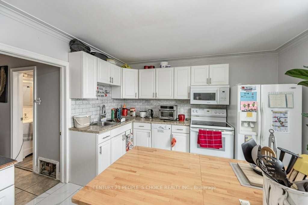 2453 St Clair Ave W Property Photo 16