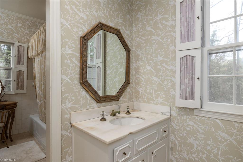 1015 Oakcrest Drive Property Photo 22