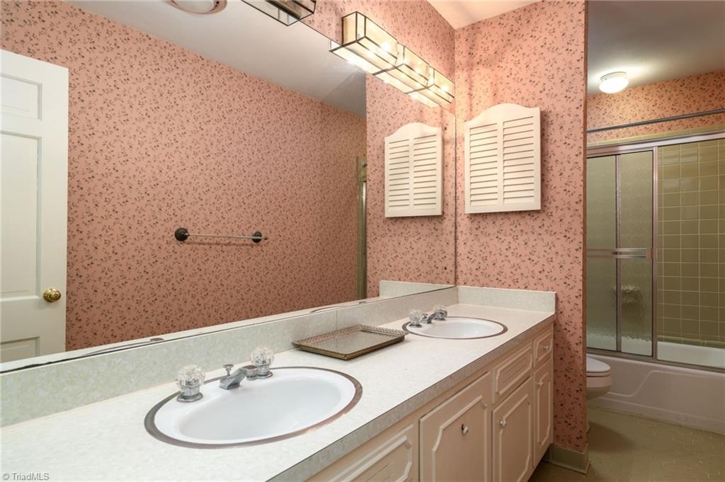 1015 Oakcrest Drive Property Photo 31