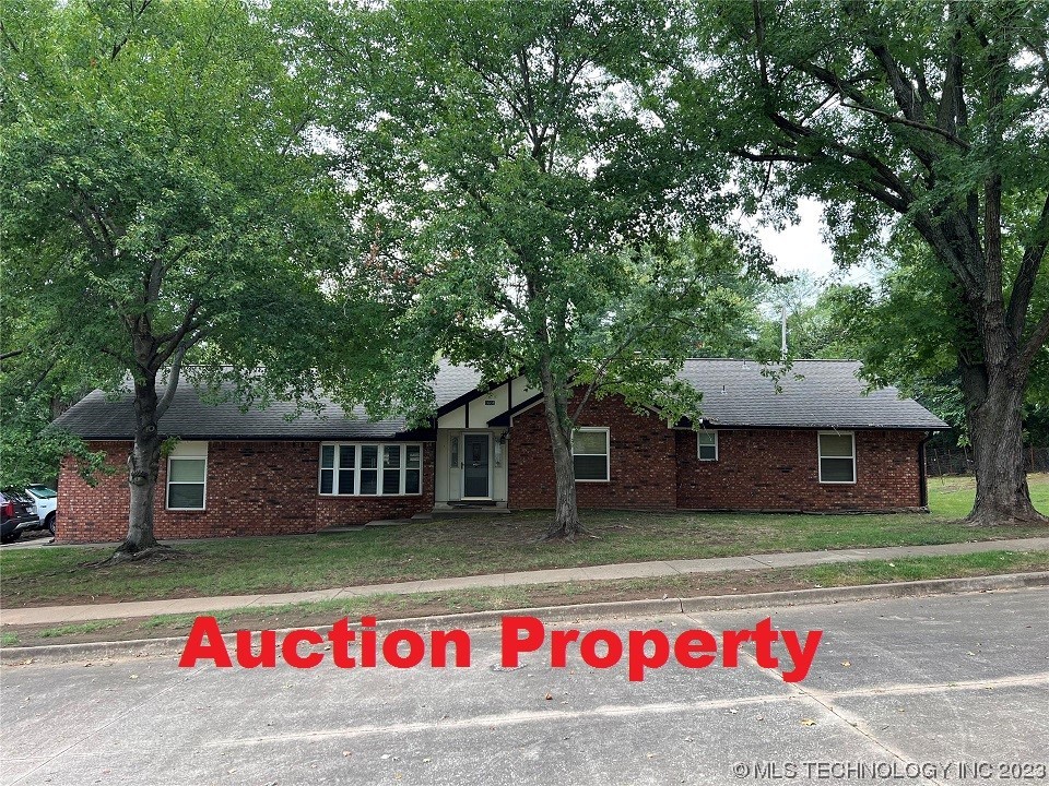 7601 S 1st Street Property Photo 1