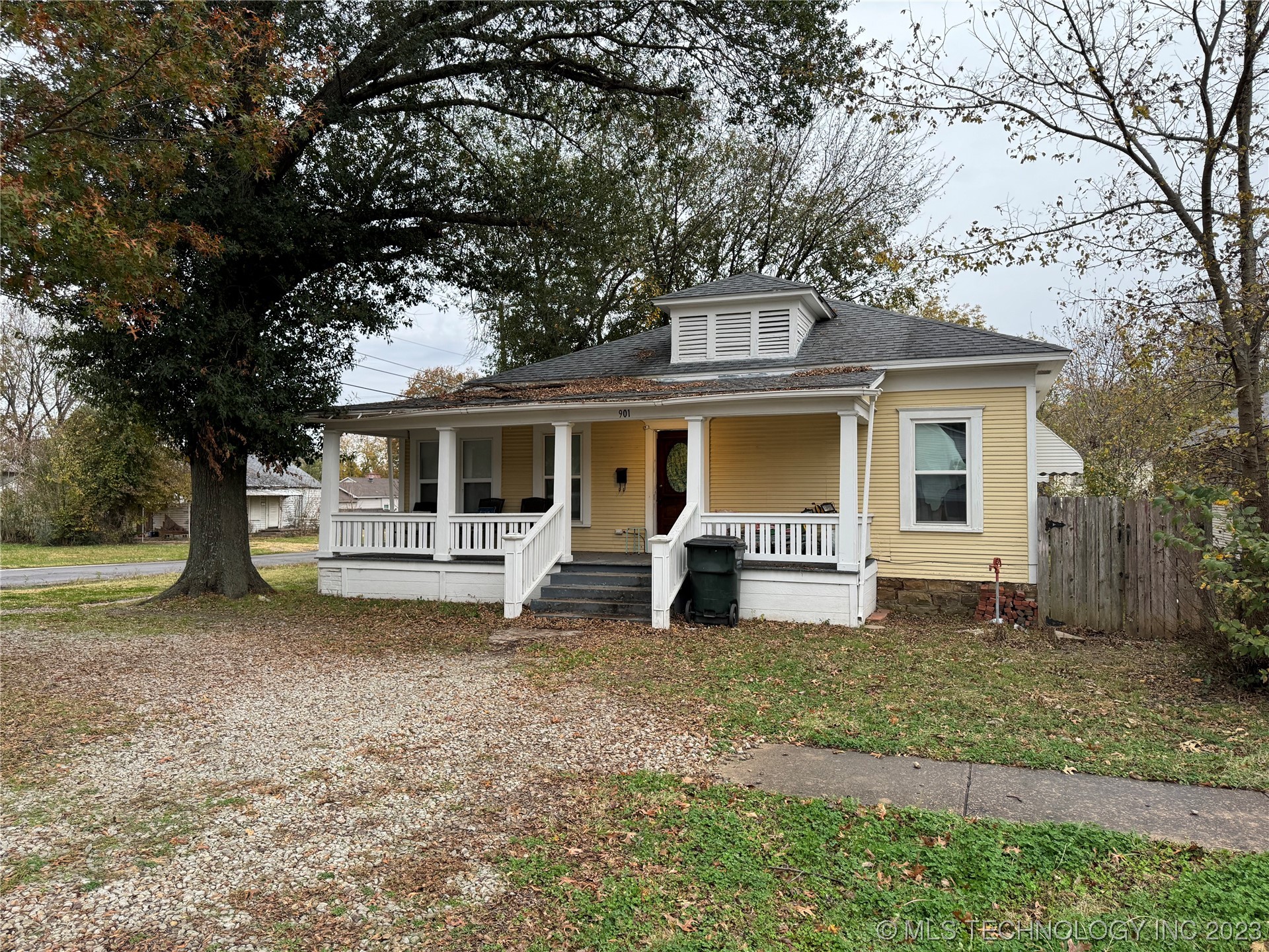 901 W Gentry Street Property Photo 1