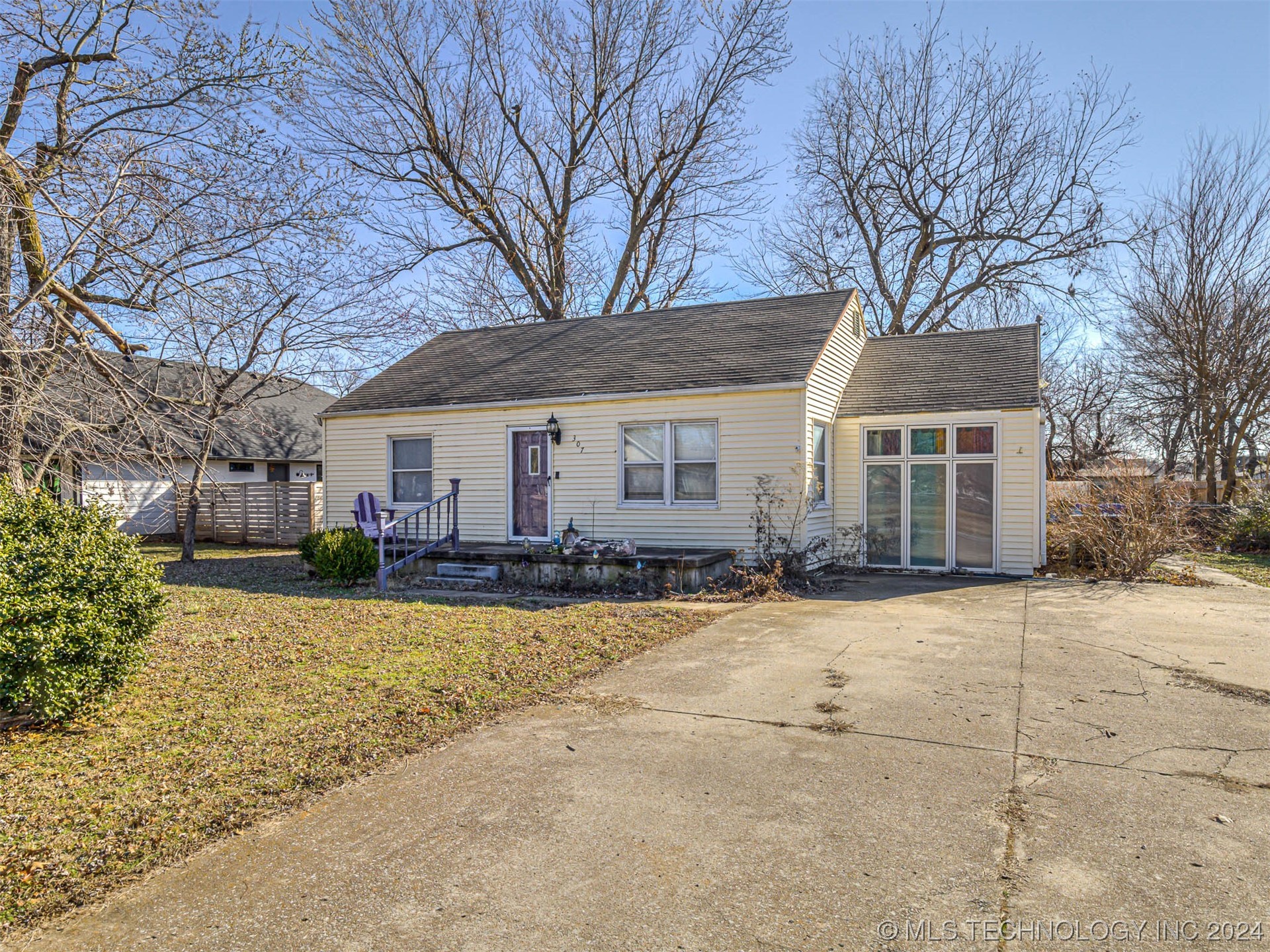 307 W Knoxville Street Property Photo