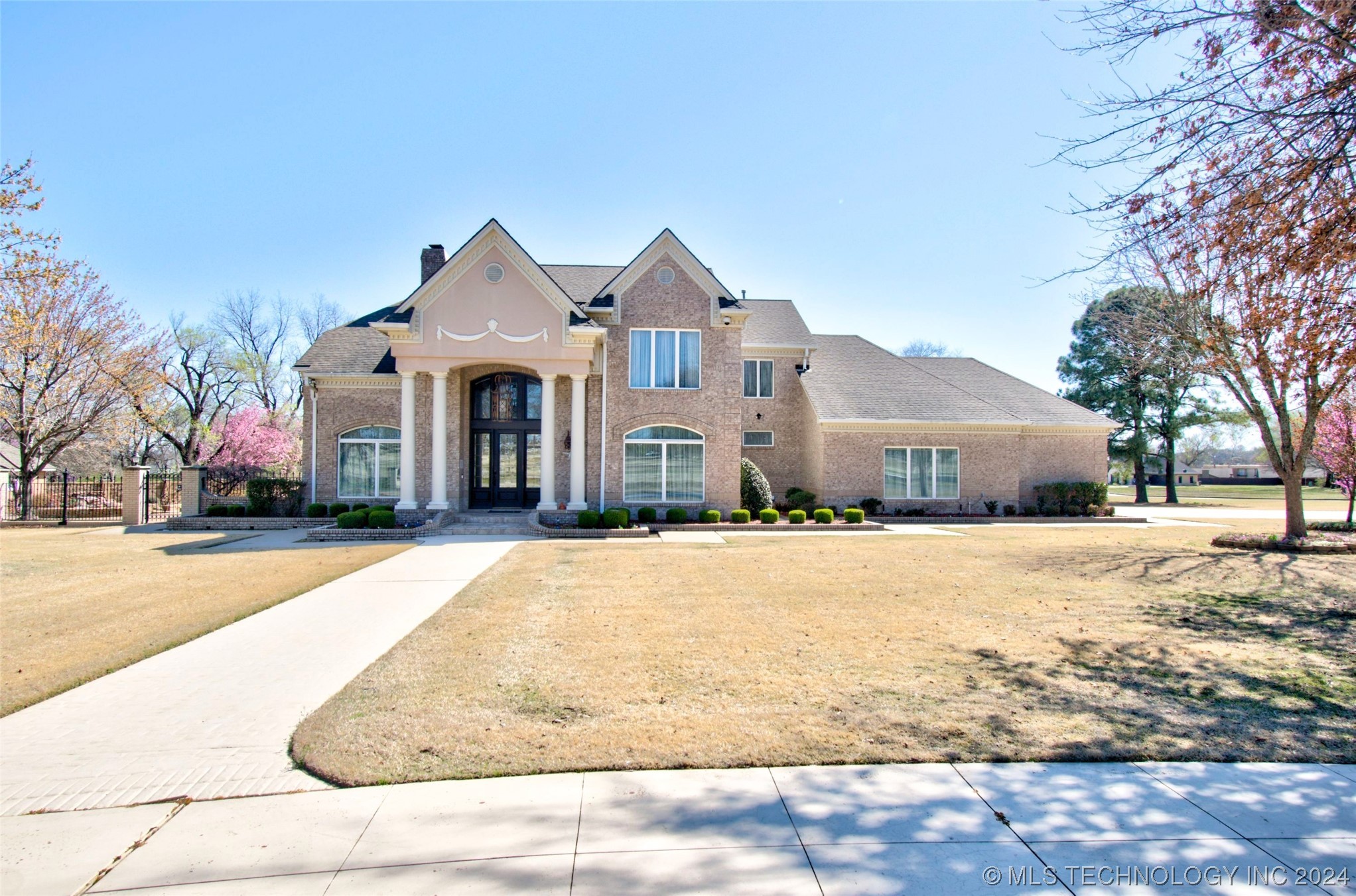 3707 Country Club Drive Property Photo 1