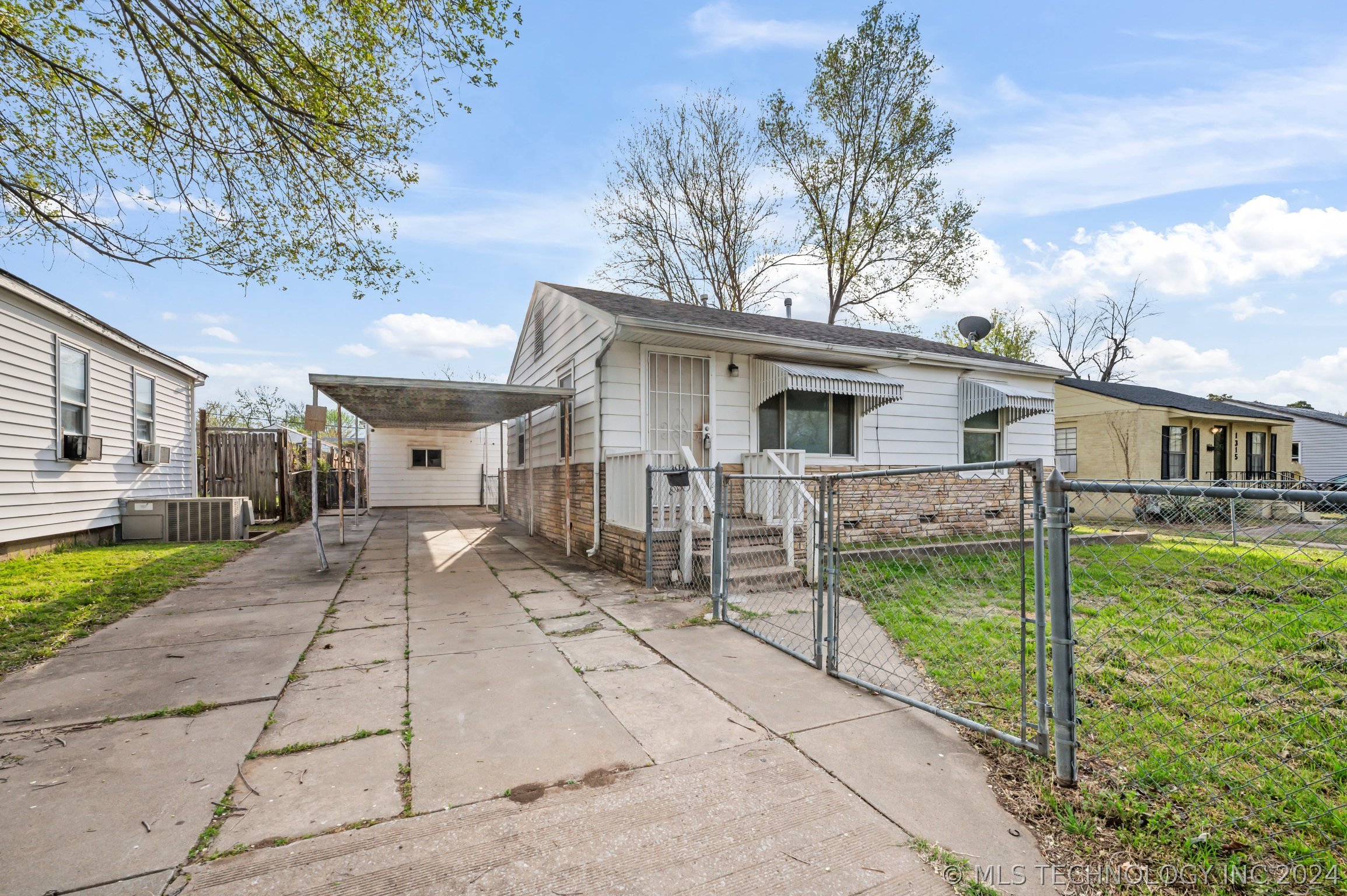 1319 N Urbana Avenue Property Photo