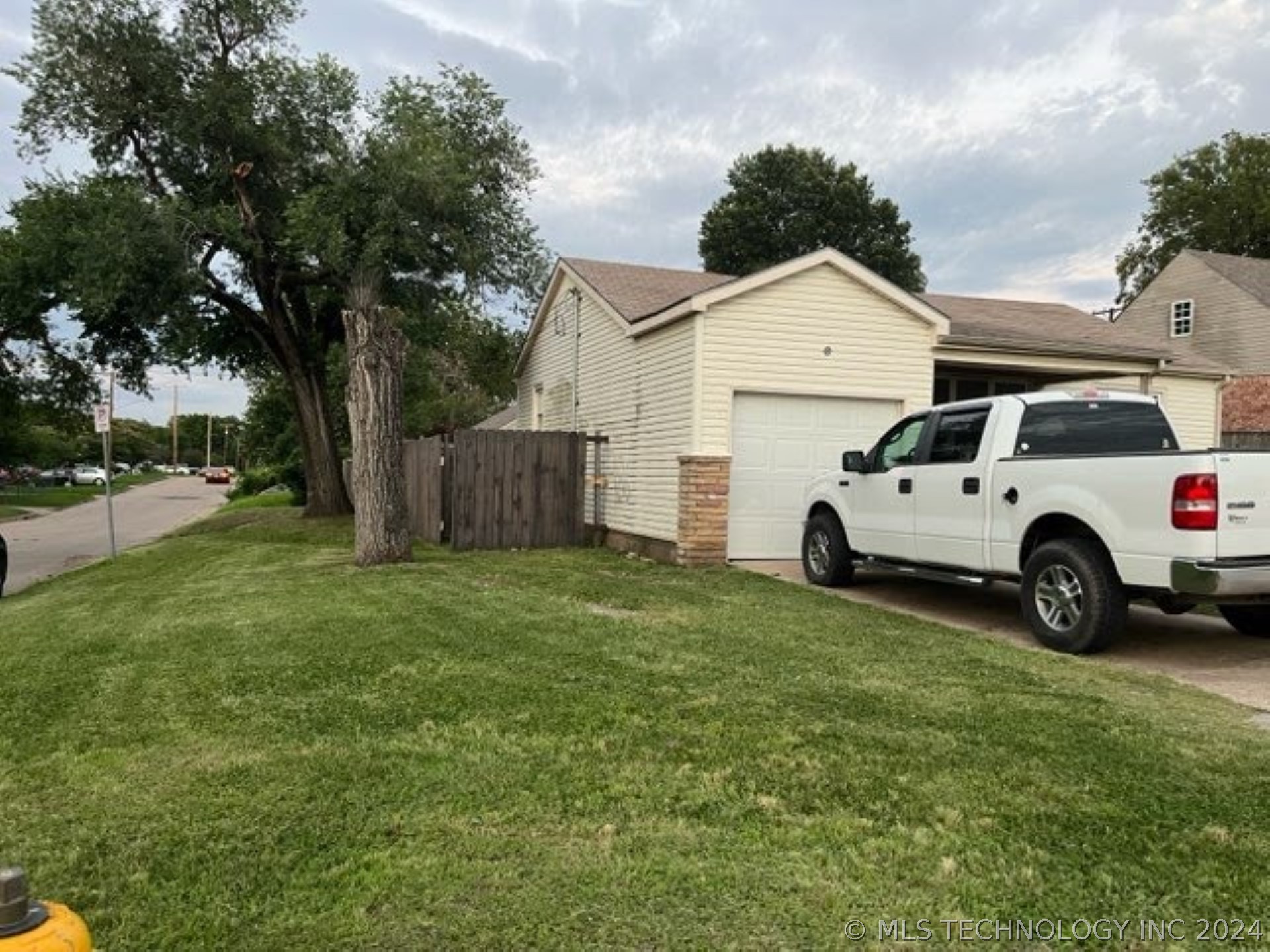 1121 N Harvard Avenue Property Photo 2