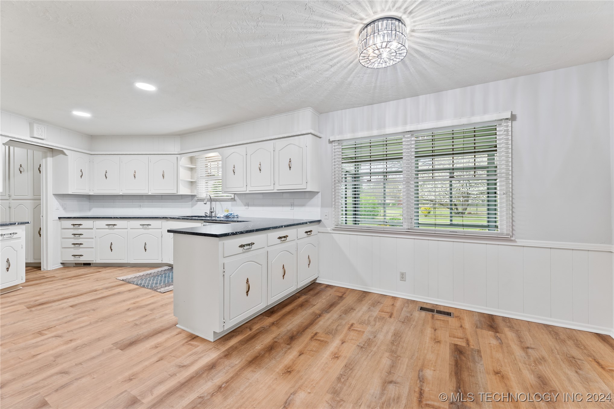 1330 Oakwood Drive Property Photo 8
