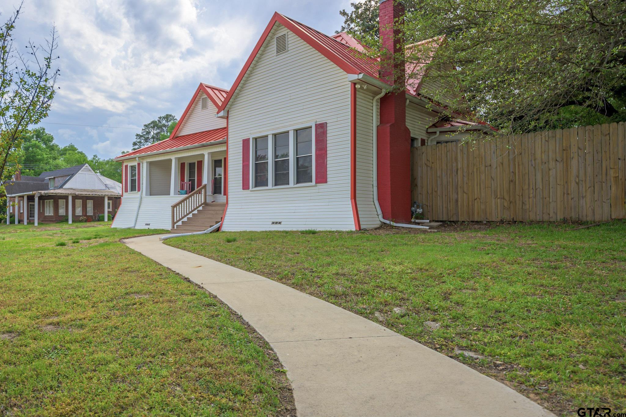 430 S Montgomery St Property Photo 1