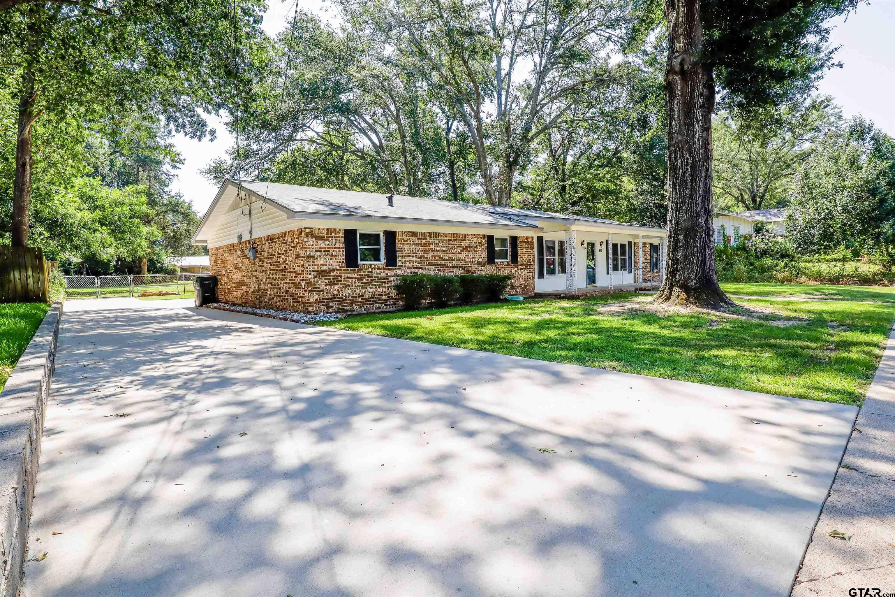 2524 Pinecrest Dr. Property Photo 1