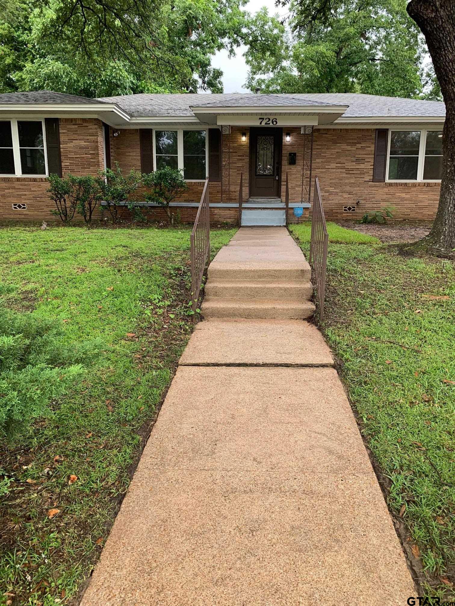 726 N Englewood Ave.